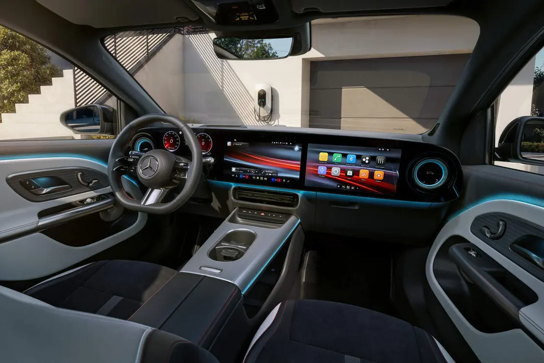 Interior del Mercedes-Benz GLA con la pantalla MBUX HyperScreen