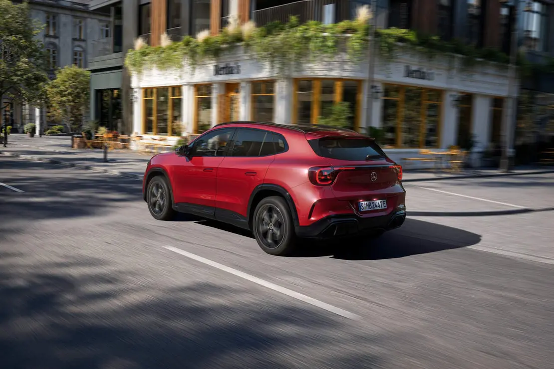 Der neue elektrische Mercedes-Benz GLA.

Exterieur: MANUFAKTUR Patagonienrot Metallic

Interieur: ARTICO man-made leather/MICROCUT microfibre black 

The all-new Mercedes-Benz GLA electric.

Exterior: MANUFAKTUR patagonia red metallic

Interior: ARTICO man-made leather/MICROCUT microfibre black