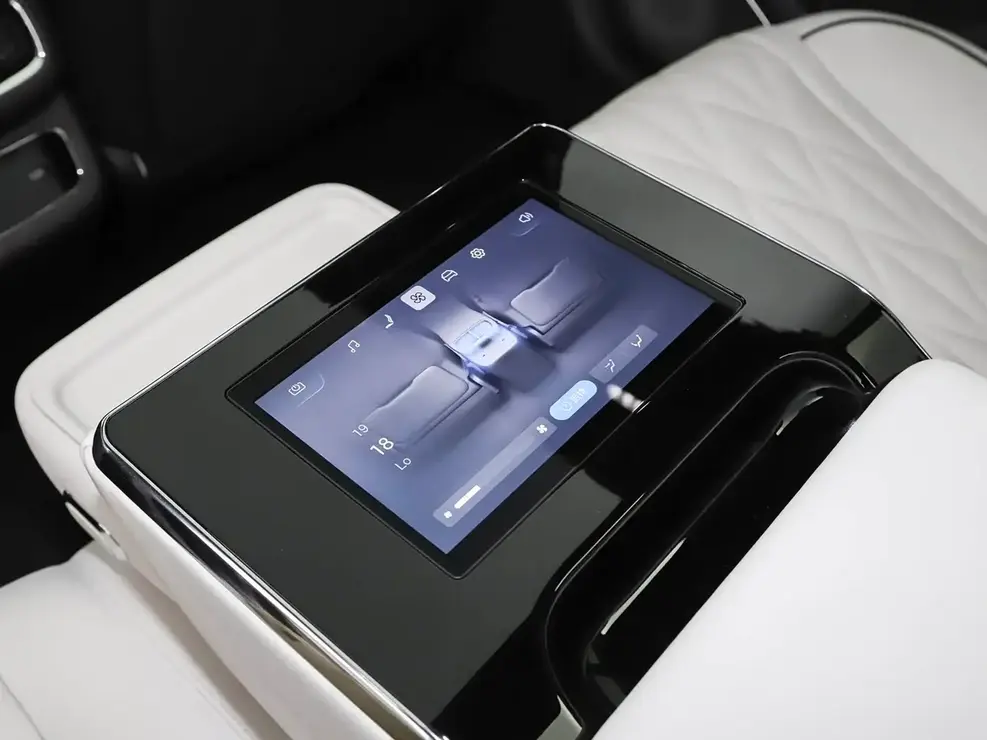 BYD-Denza-Z9S-interior-1
