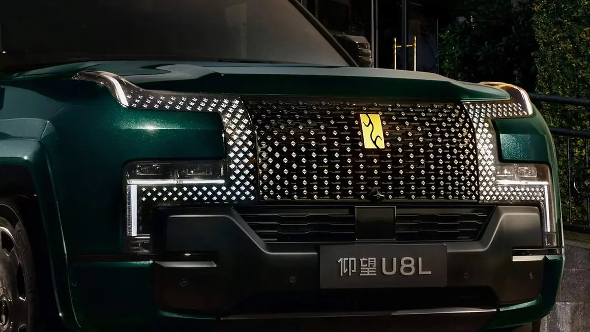 Vista frontal del lujoso BYD Yangwang U8L