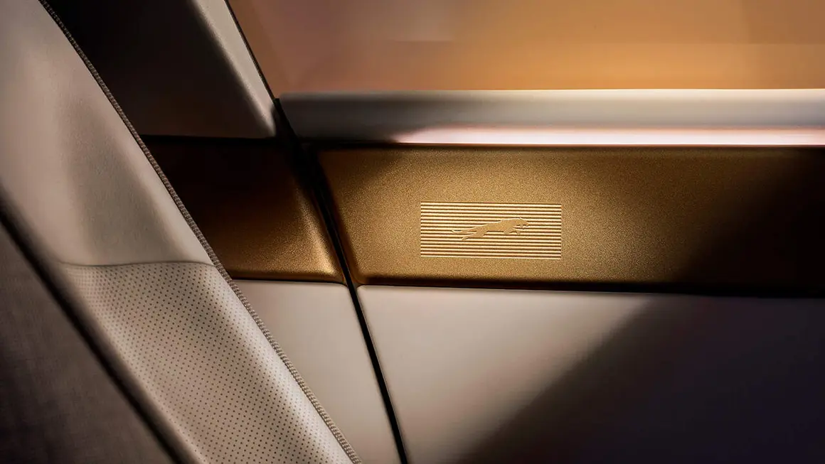 Jaguar Type 01 - detalles del interior con el logotipo