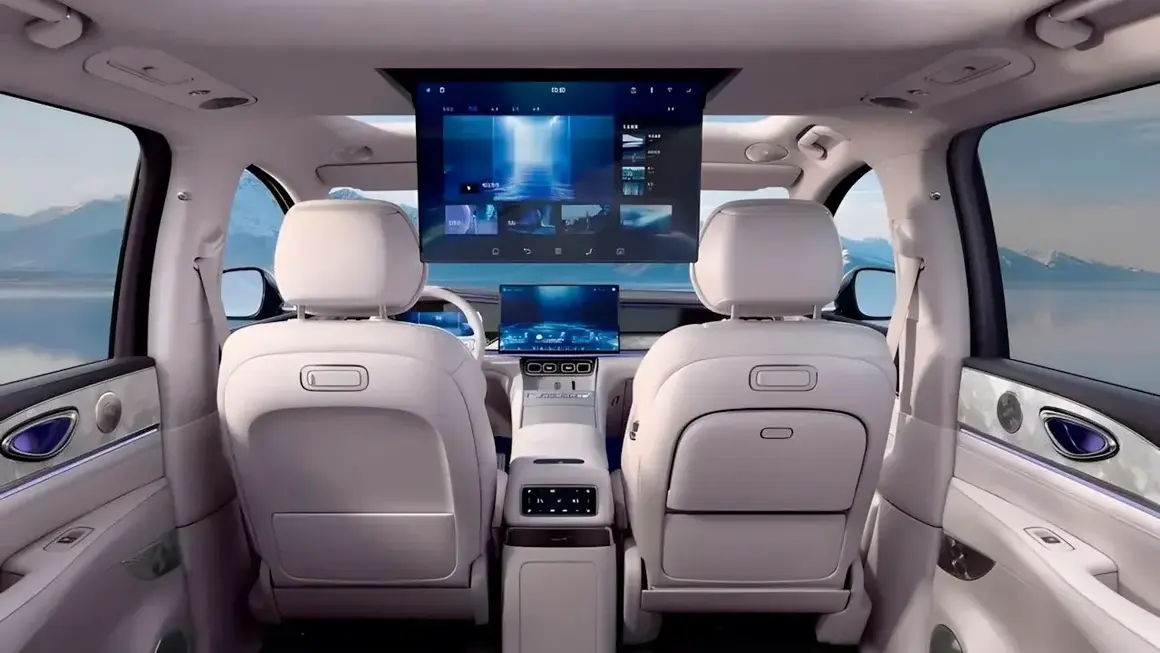 BYD Sealion 08 - interior con pantalla TV