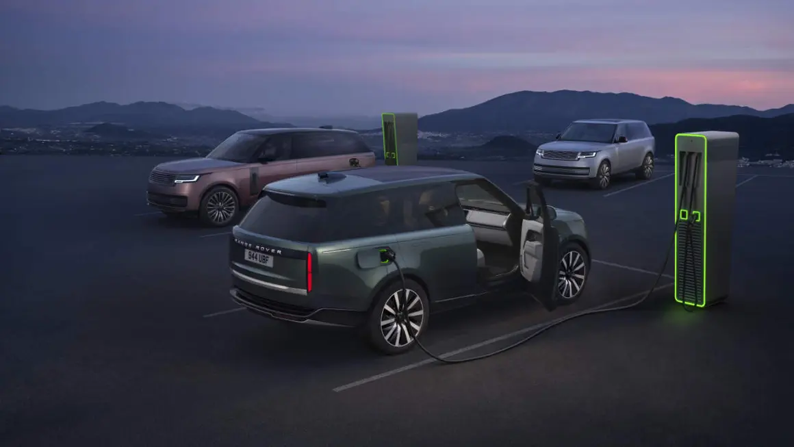 Range Rover Electric - Cargando en estacion de carga