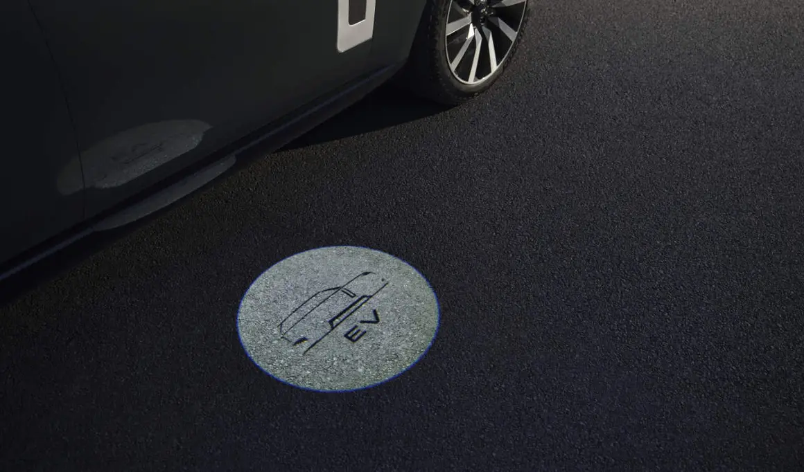Range Rover Electric - Detalle luz en la puerta