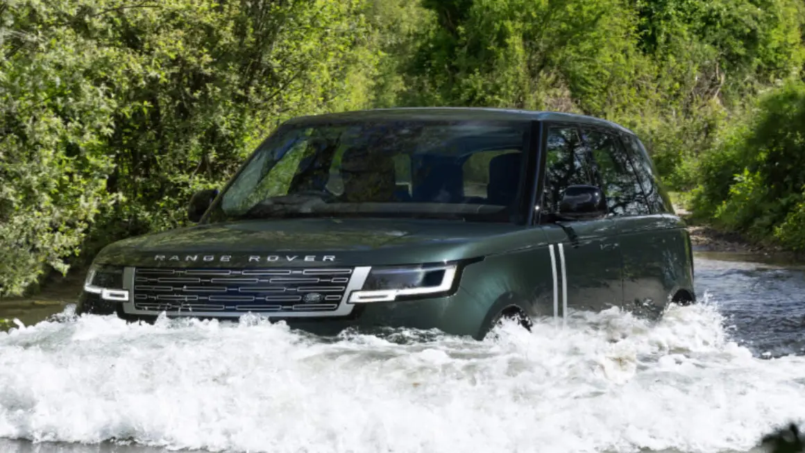 Range Rover Electric - Cruzando un rio