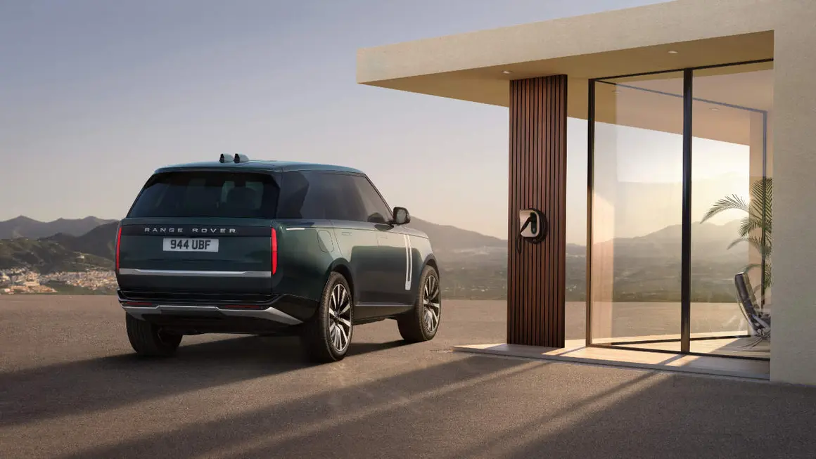 Range Rover Electric - Vista trasera (Cargando)