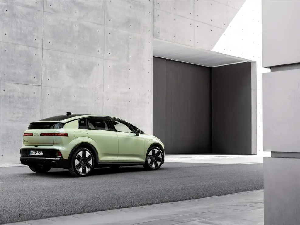 Audi A2 e-Tron (exterior) - Vista lateral y trasera color Pistacho.