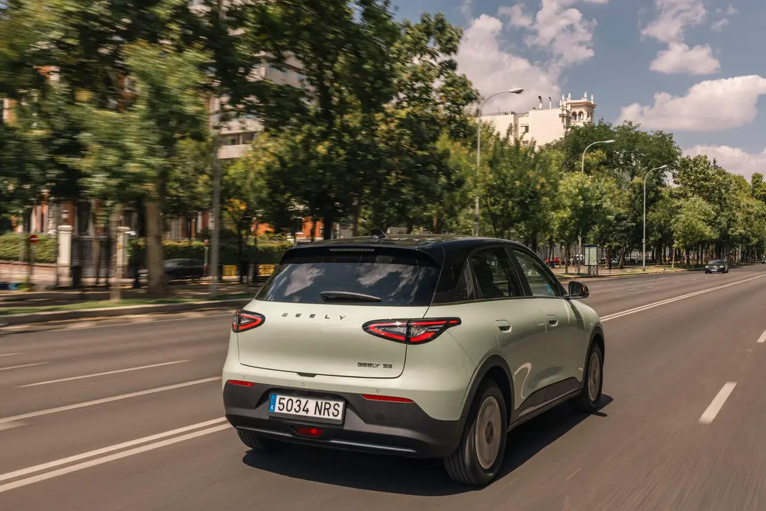 Geely E2 - Vista lateral y trasera