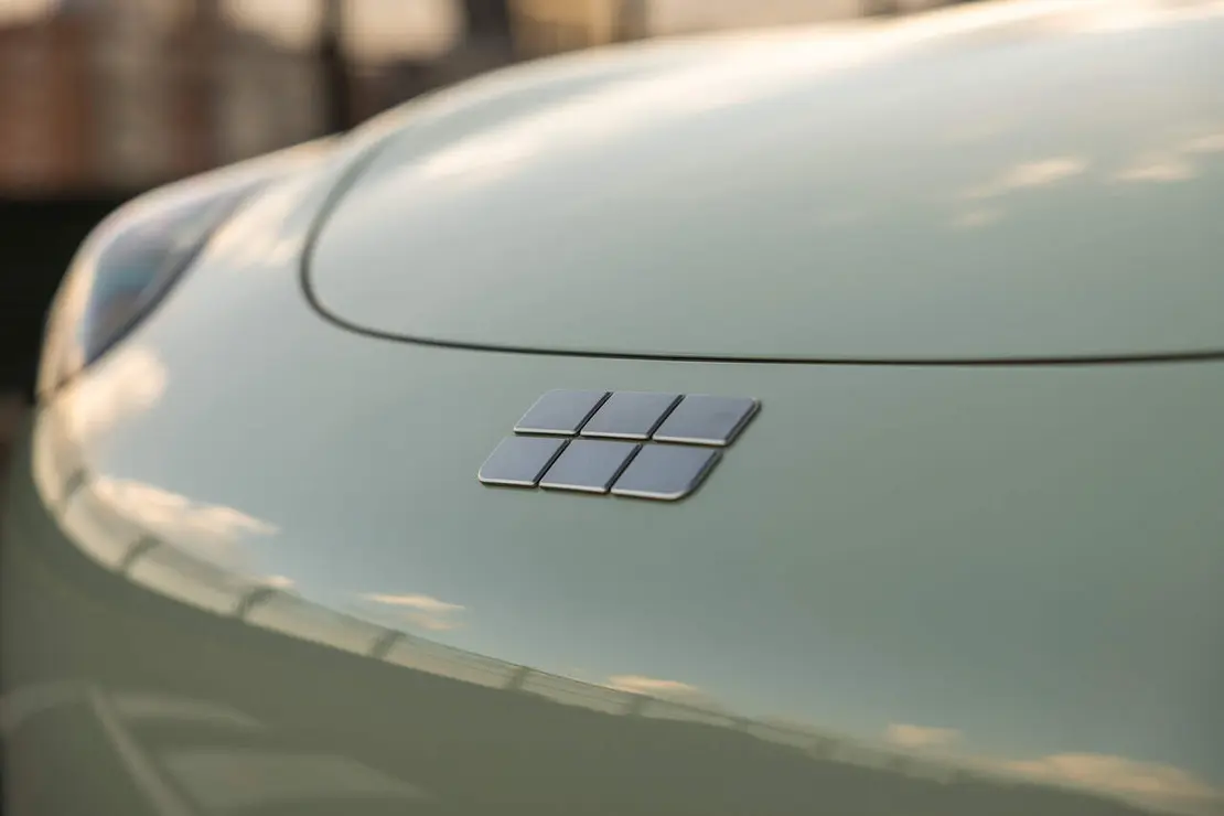 Geely E2 - Detalle logo frontal