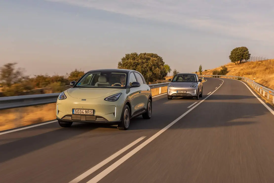 Geely E2 circulando por la carretera