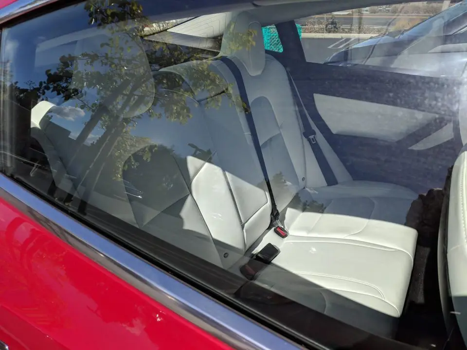 Imagen del Tesla Model 3 con el interior en blanco