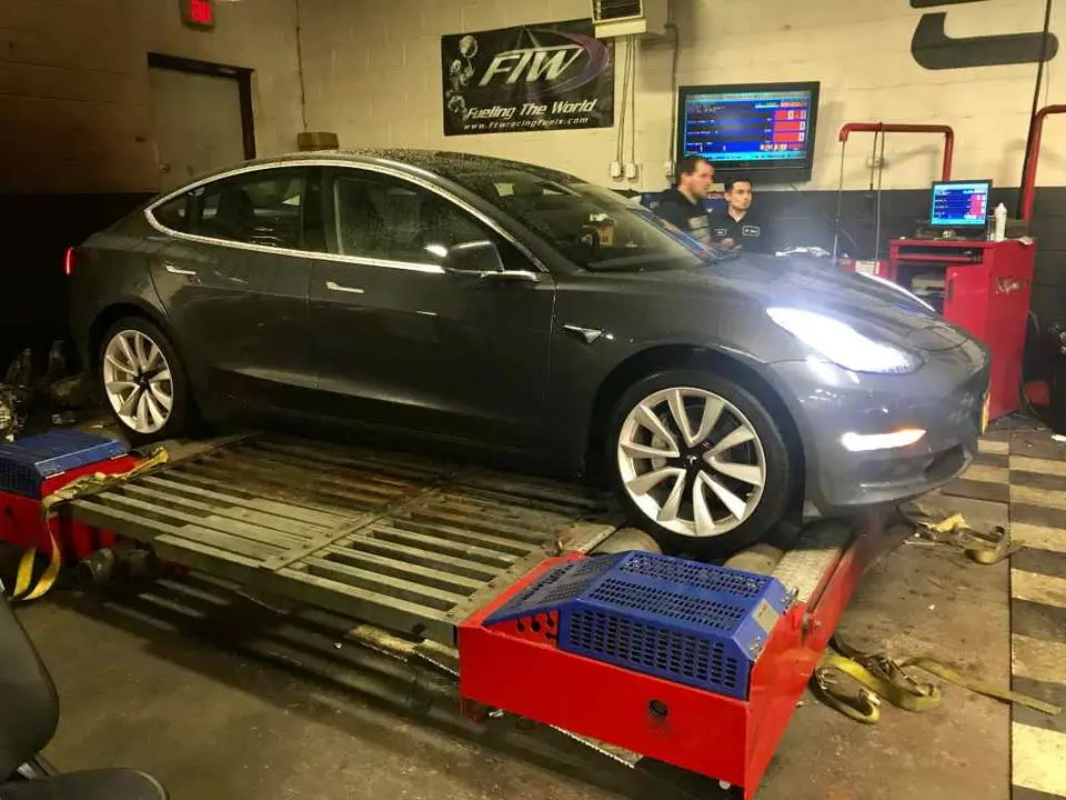 Tesla Model 3 en una prueba de potencia