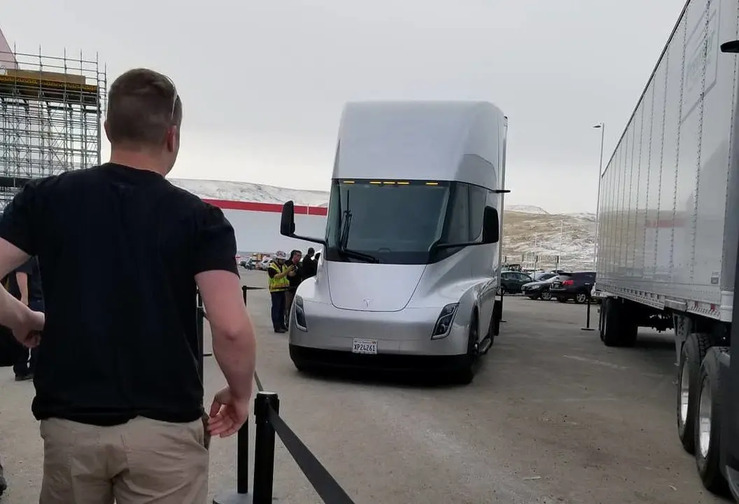 Imagen de un Tesla Semi en su primera ruta de carga entre las dos f&aacute;bricas de Tesla