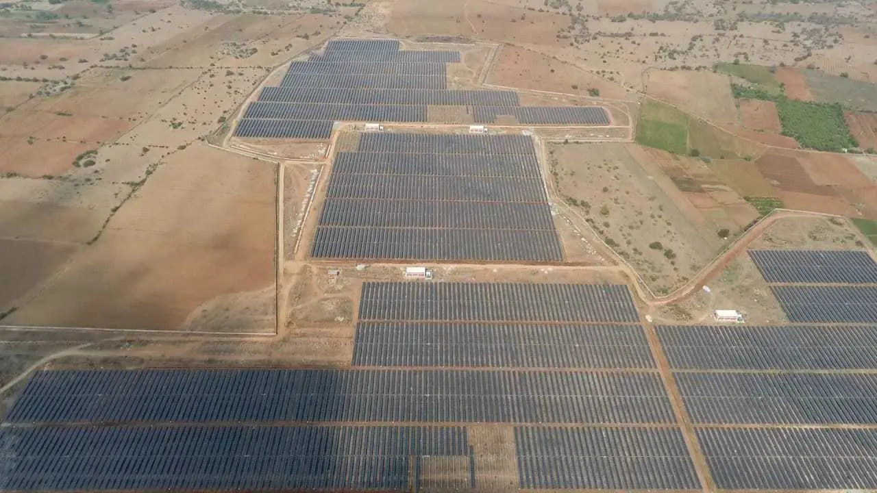 Imagen a&eacute;rea de la instalaci&oacute;n fotovoltaica m&aacute;s grande del mundo, situada en la India