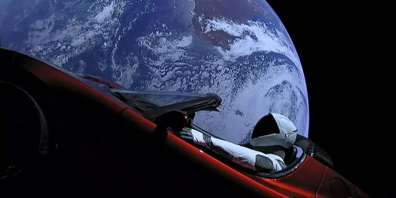 Imagen del Tesla Roadster pilotado por Starman y enviado al espacio por Space X