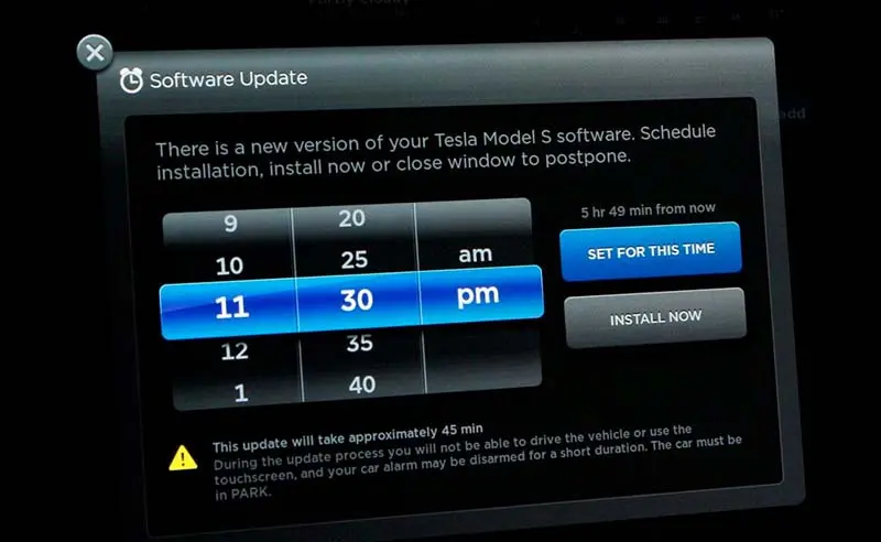 Imagen del momento de actualizar el software de un Tesla
