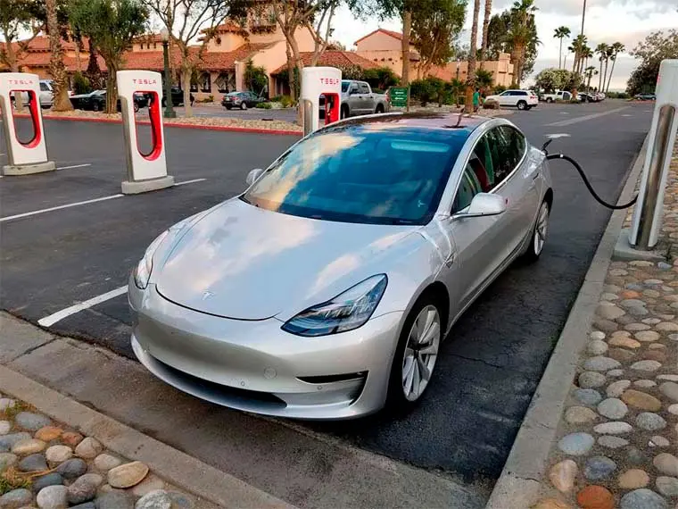 Imagen del Tesla Model 3 en rojo