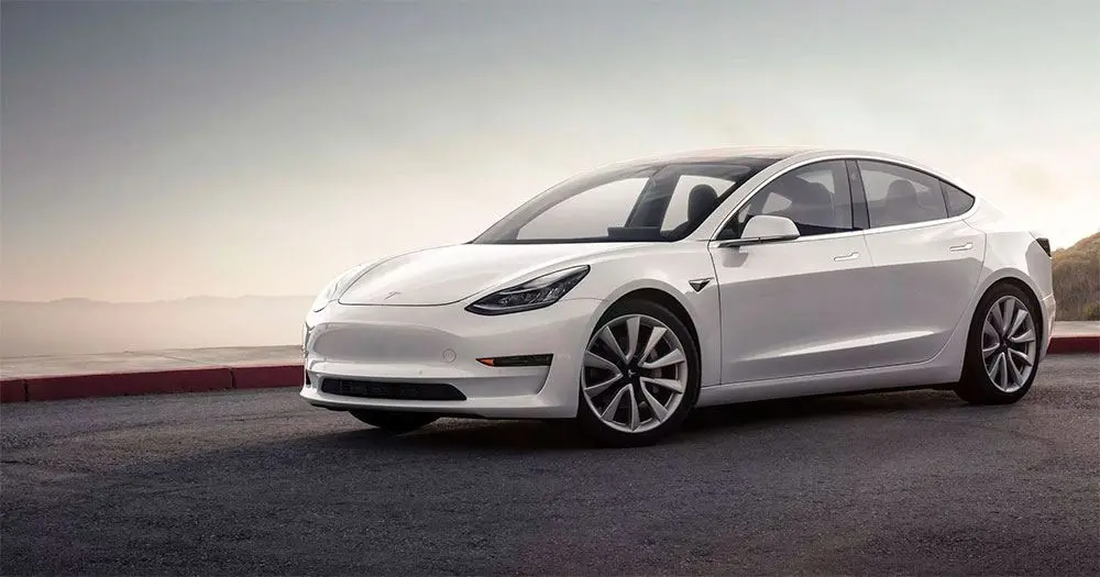 Imagen del Tesla Model 3 en color blanco