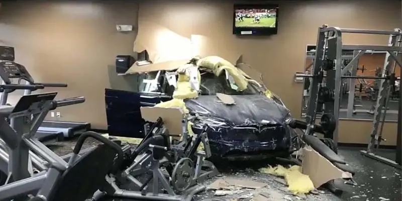 Resultado en el que ha quedado el Tesla Model X accidentado en el gimnasio de Florida