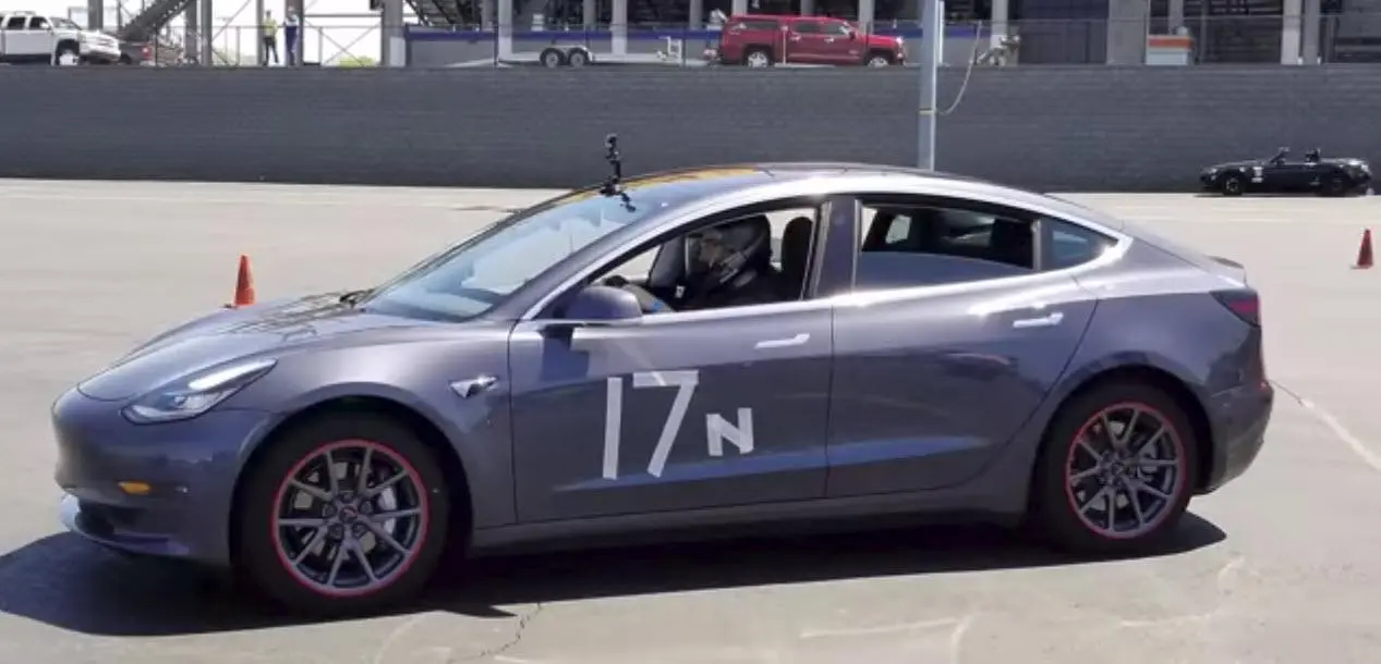 Tesla-Model-3_Autocross01