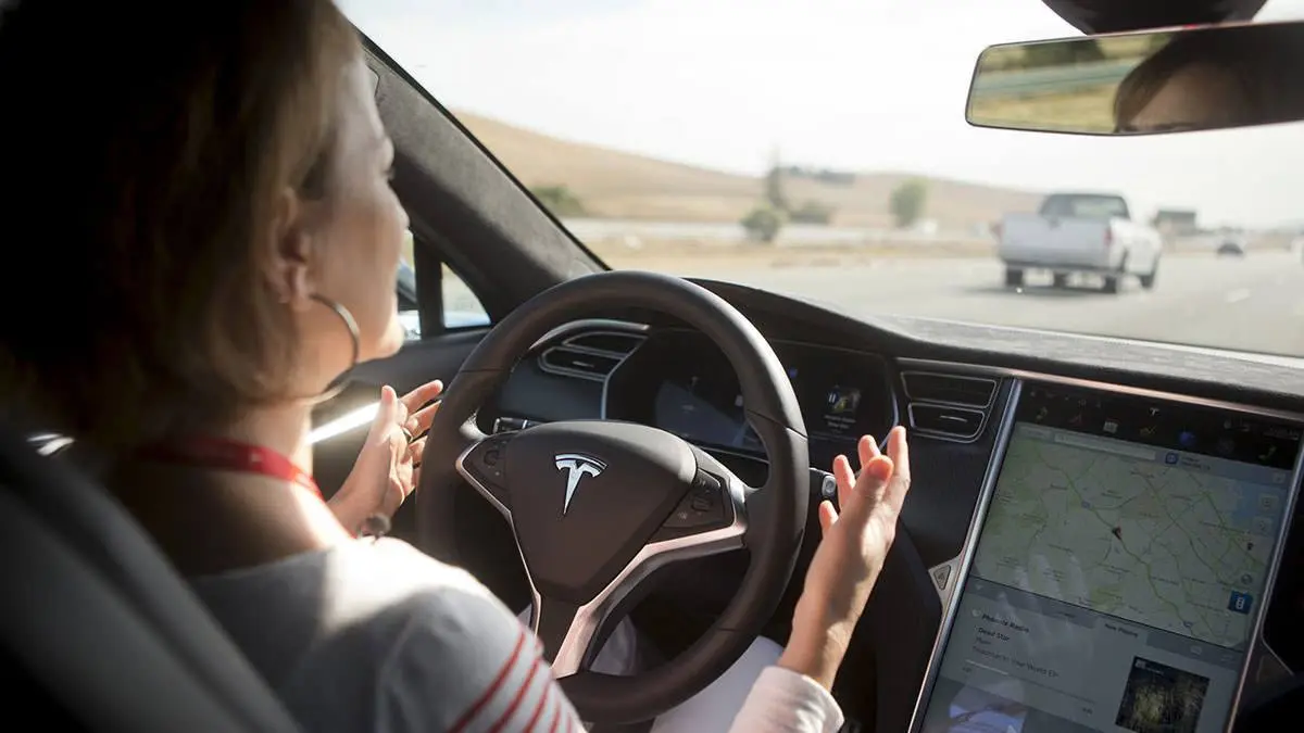 autopilot tesla conducci&oacute;n