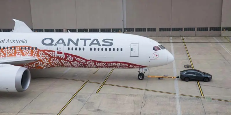 Model X remolcando a un Boeing 787-9 Dreamliner