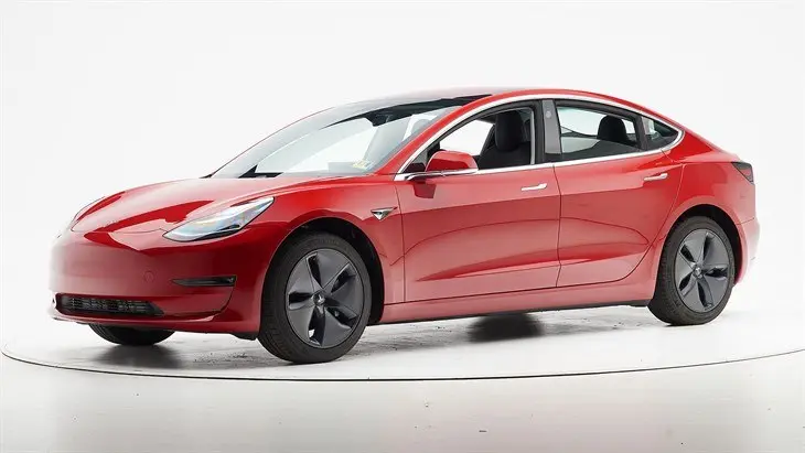 Pruebas actuales de choque frontal al Tesla Model 3 por la IIHS