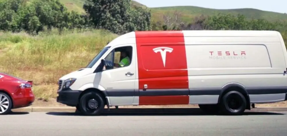 Tesla-Mobile-Service01