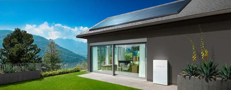 Powerwall de Tesla con placas solares en una vivienda
