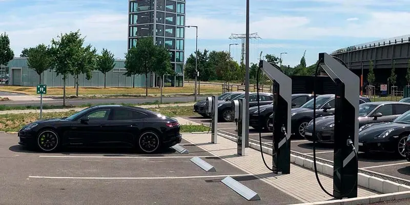 Estaci&oacute;n de carga del Porsche Taycan