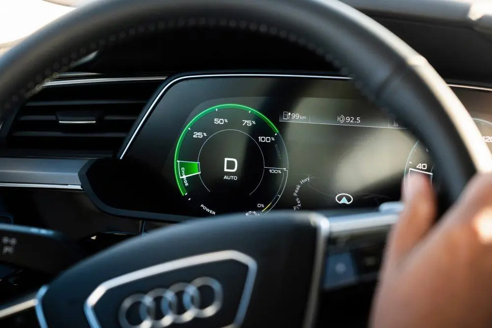 Audi e-tron en una prueba de frenada regenerativa