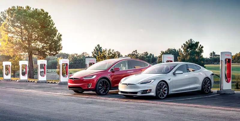 Tesla Model S y Model X cargando en Supercharger