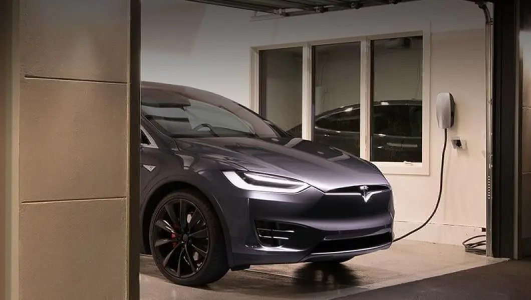 Tesla-Gloss-Black04