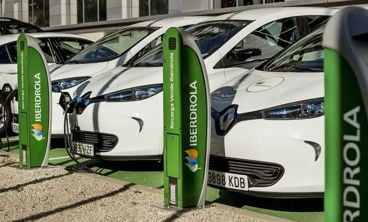 Puntos de recarga de Iberdrola con Renault ZOE cargando