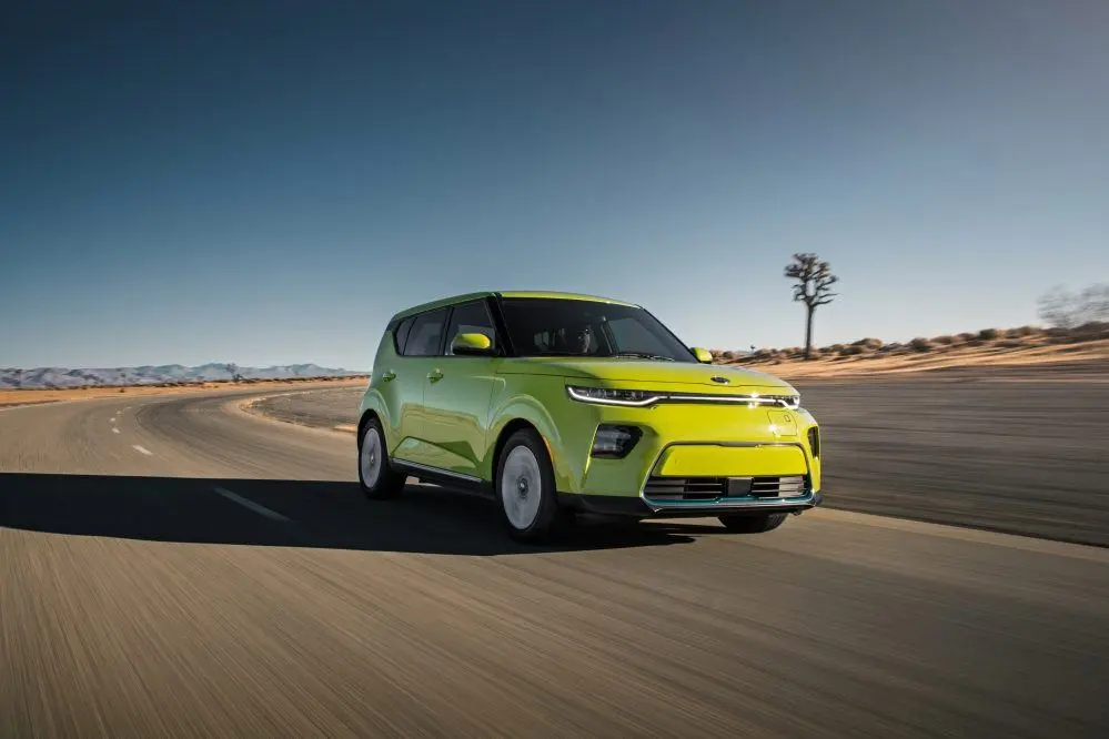 KIA_Soul_EV-Amarillo-circulando-carretera