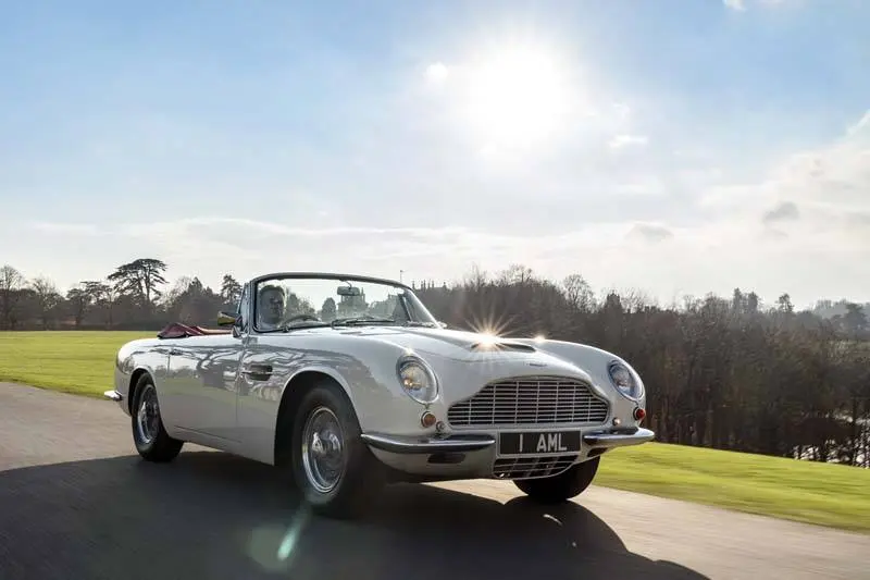 Aston_Martin_Heritage_EV-concept-circulando-frontal