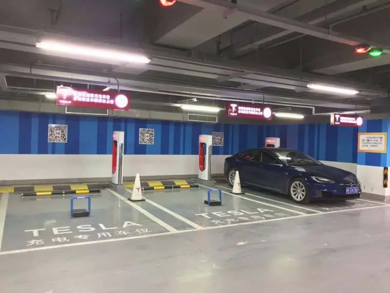 Tesla-Supercharger-sistema-codigo-QR-evitar-aparcamientos-coches-combustion