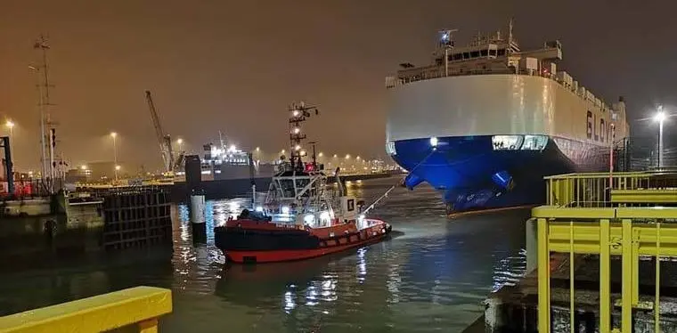 barco-tesla-model3-llegada-puerto-belgica-preparado-descargar