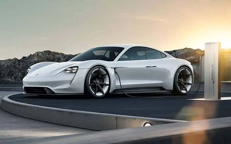 Futuro Porsche Taycan cargando