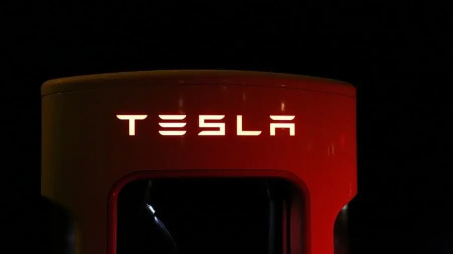 supercharger-tesla-iluminado-noche