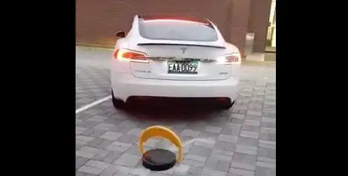 tesla-barreras-abatibles-nueva-version-mejorada-superchargers-evitar-coches-combustion