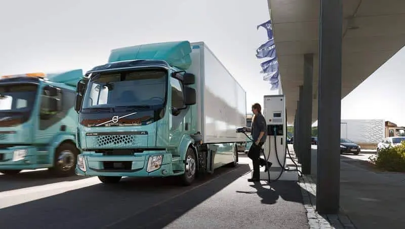 camion-electrico-volvo-fl-electrico-prearado-para-cargar-baterias