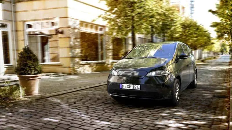 Sono-Motors-Sion-coche-electrico-solar-presentada-version-producci&oacute;n_ciudad
