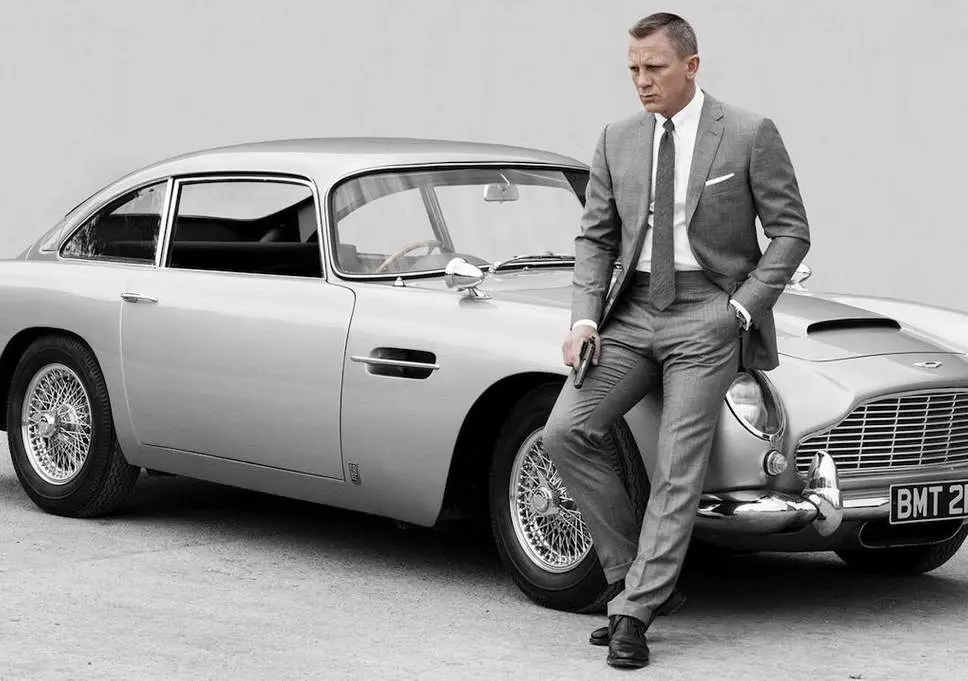 daniel-craig-james-bond-25-sobre-aston-martin-antiguo