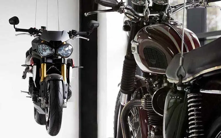 triumph-motocicletas-colgadas-techo