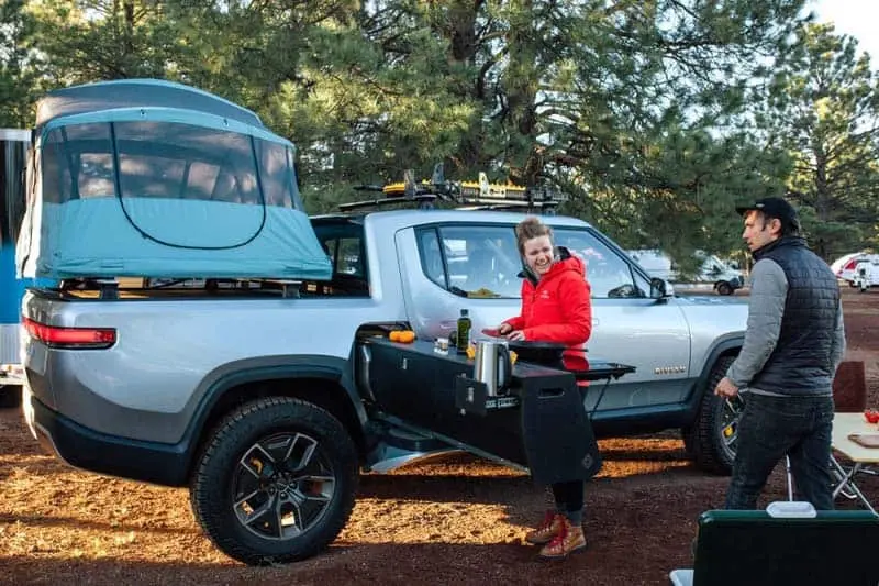 Rivian-camioneta-electrica-version-camper-acampada-tienda-campana