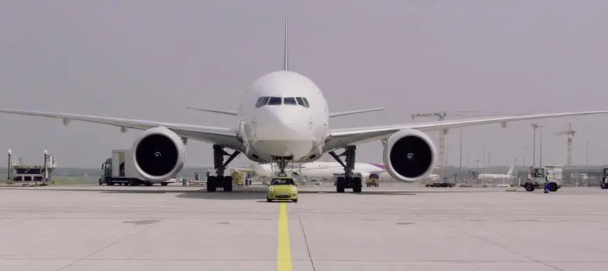 mini-electric-remolcando-boeing-777F