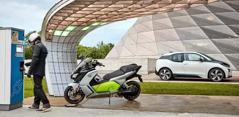 bmw-c-evolution-cargando-con-i3