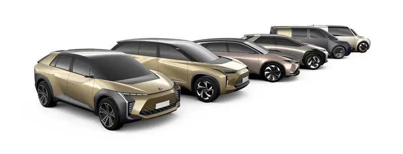 vehiculos-electricos-toyota-en-fila