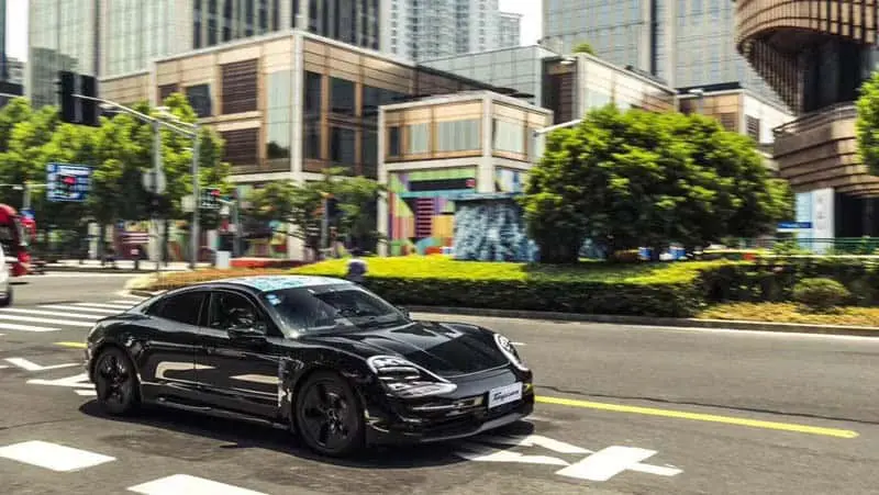 porsche-taycan-shanghai-recorriendo-calles-shanghai
